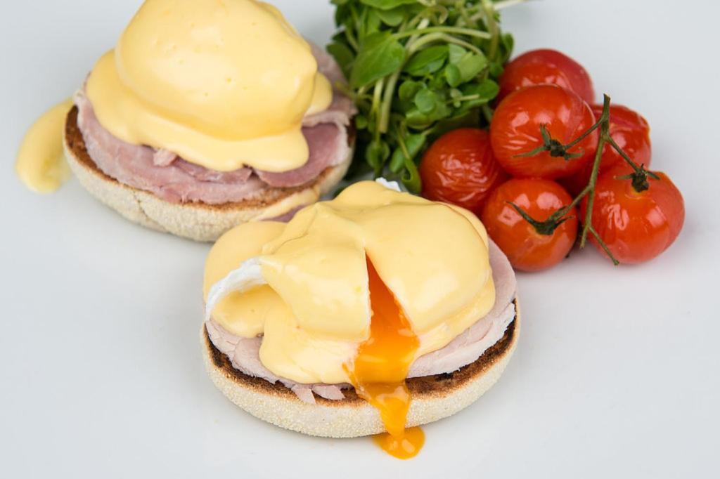 Bed and Breakfast Darwin'S Townhouse Шрусбери Экстерьер фото Eggs Benedict
