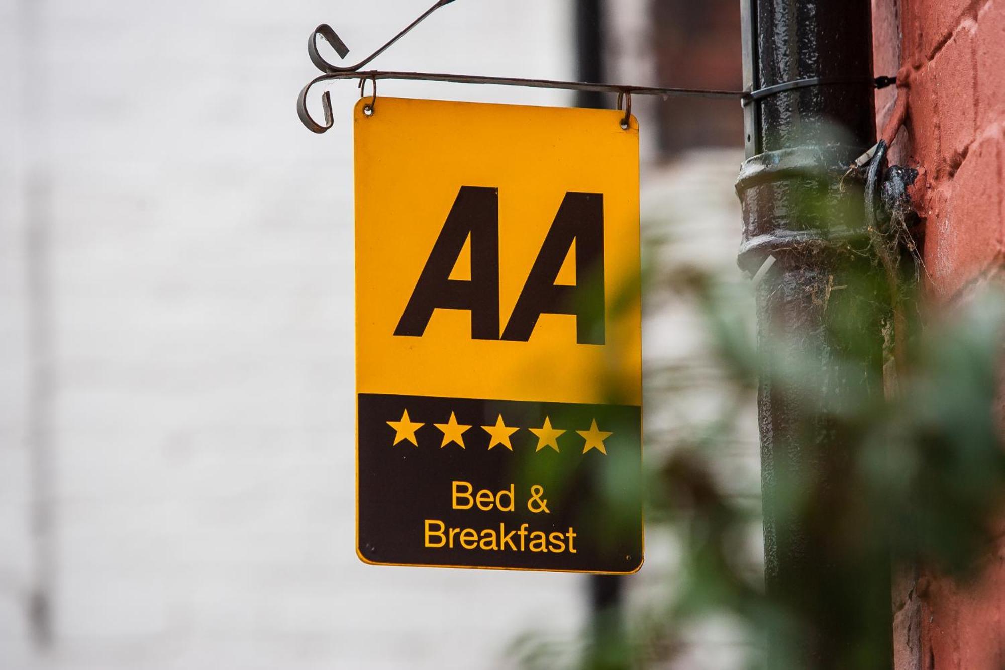 Bed and Breakfast Darwin'S Townhouse Шрусбери Экстерьер фото AA sign