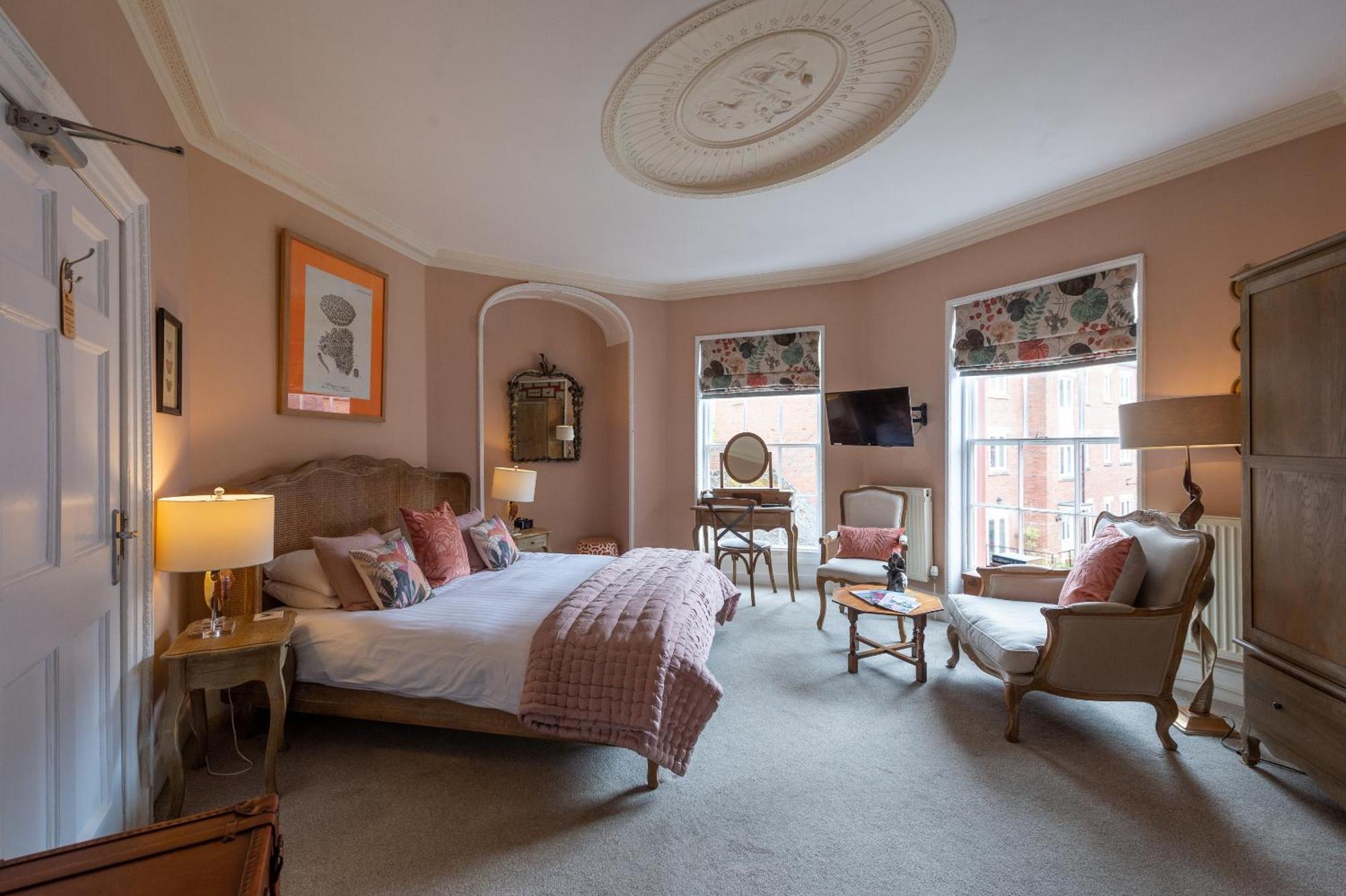 Bed and Breakfast Darwin'S Townhouse Шрусбери Экстерьер фото A bedroom at The Swan