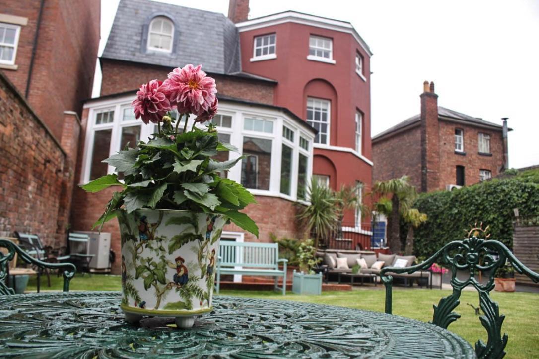 Bed and Breakfast Darwin'S Townhouse Шрусбери Экстерьер фото The garden of the former school