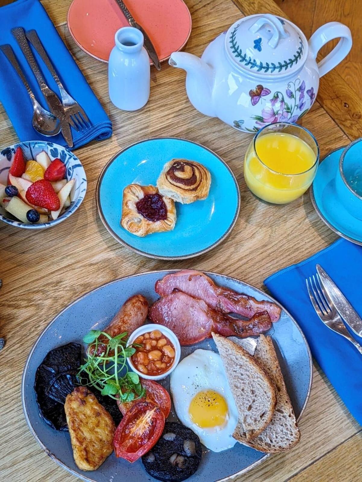 Bed and Breakfast Darwin'S Townhouse Шрусбери Экстерьер фото A full English breakfast