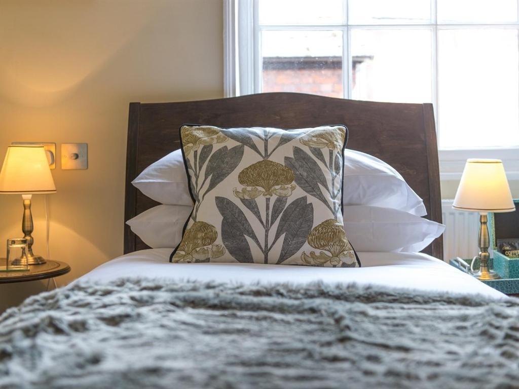 Bed and Breakfast Darwin'S Townhouse Шрусбери Номер фото A bed with a throw