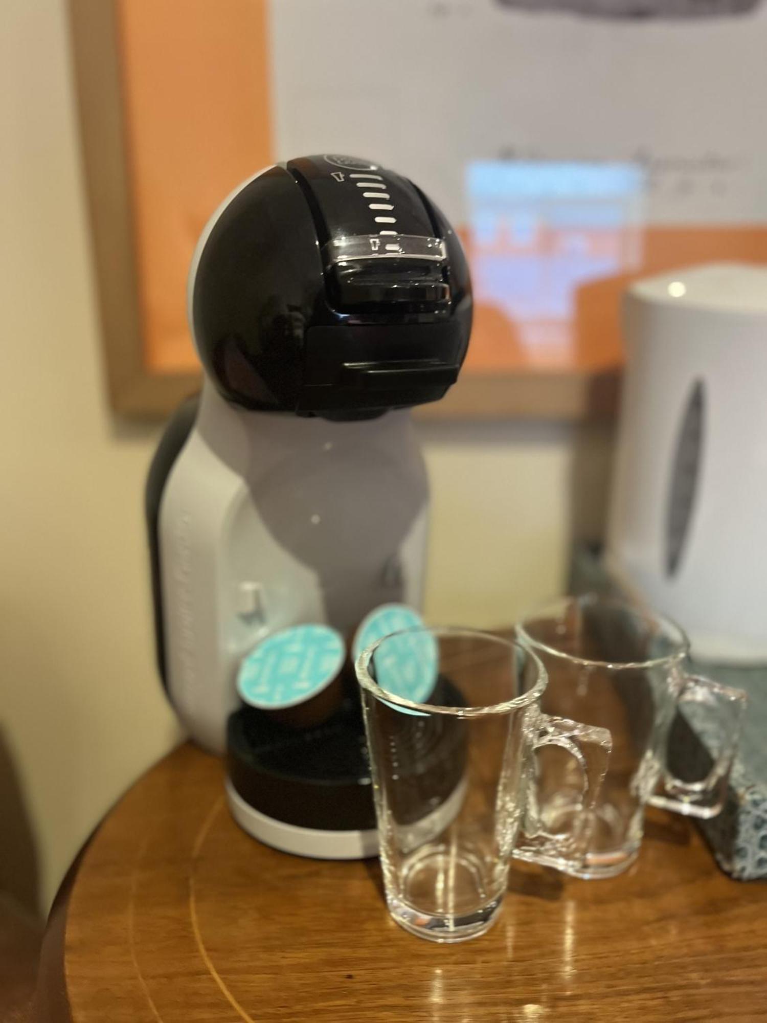 Bed and Breakfast Darwin'S Townhouse Шрусбери Номер фото A Dolce Gusto coffee machine