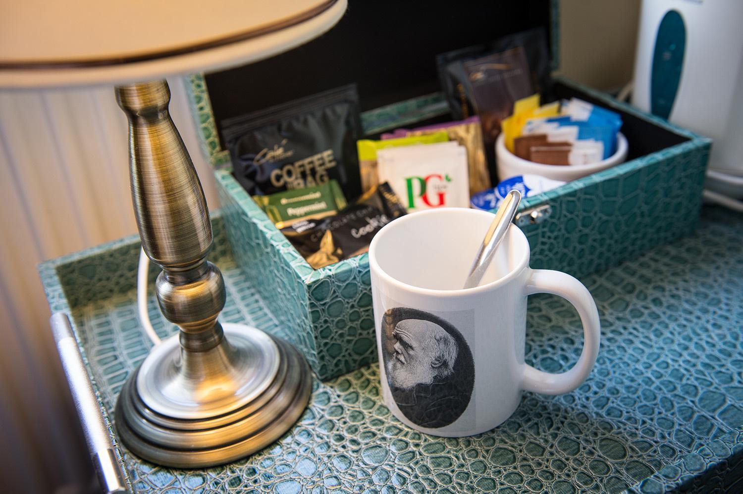 Bed and Breakfast Darwin'S Townhouse Шрусбери Номер фото A coffee and tea tray in a hotel room