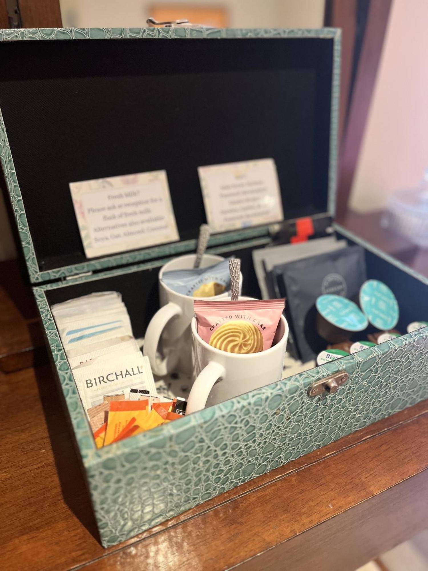Bed and Breakfast Darwin'S Townhouse Шрусбери Номер фото A tea box