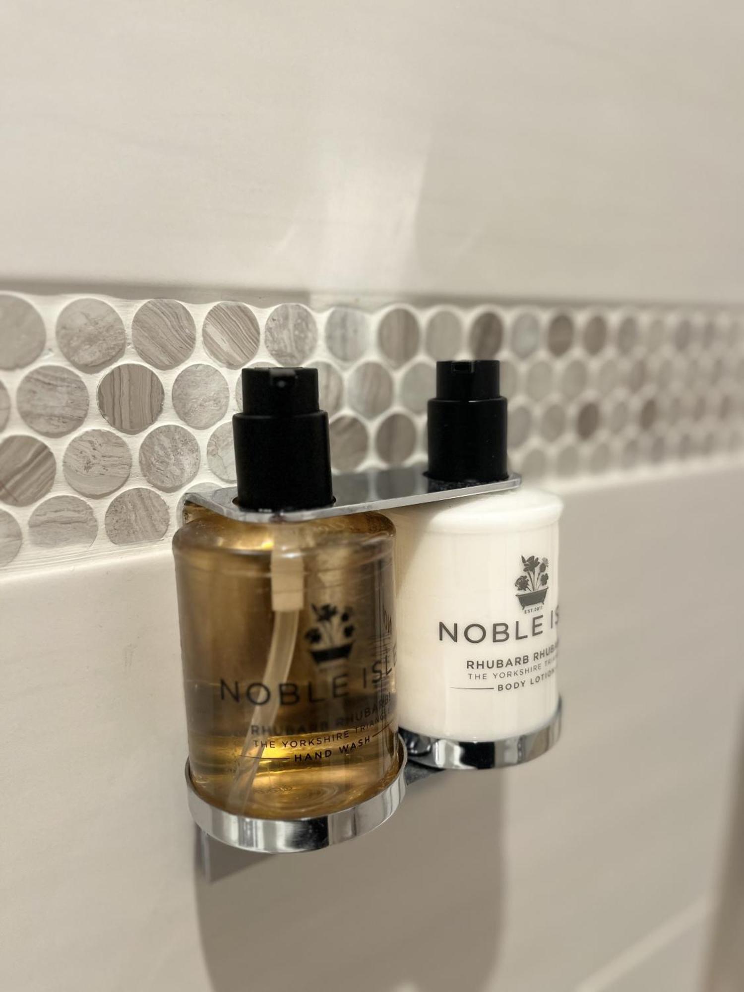 Bed and Breakfast Darwin'S Townhouse Шрусбери Номер фото Noble Isle products