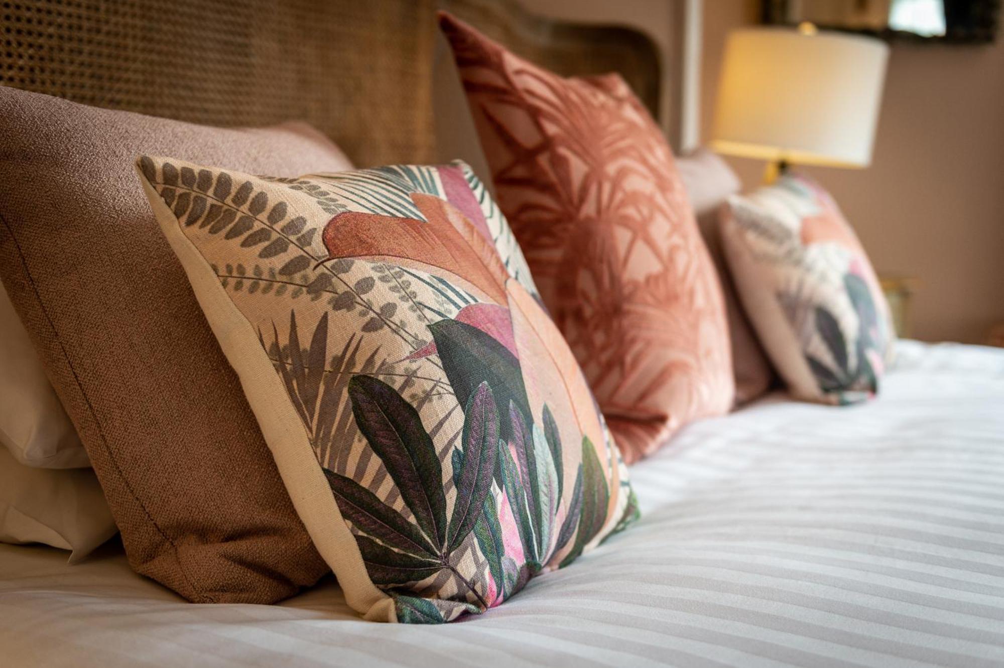 Bed and Breakfast Darwin'S Townhouse Шрусбери Номер фото Cushions on a bed